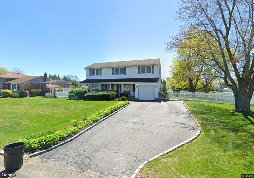 34 Violet Ln, ComMacK, NY 11725 - photo 1