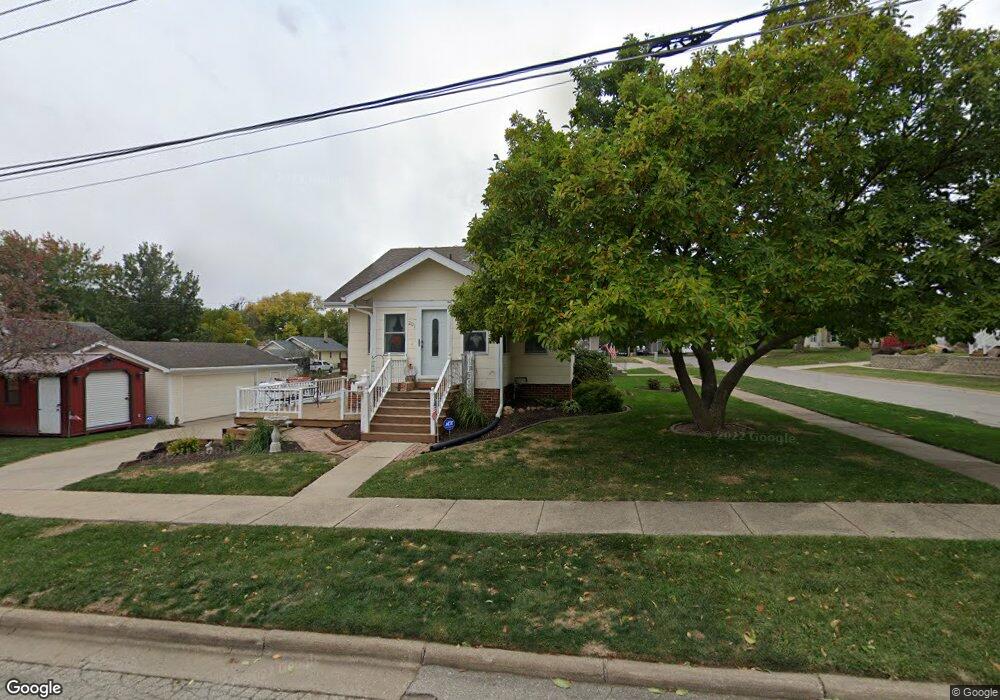 201 W 10th St S, Newton, IA 50208 - photo 1
