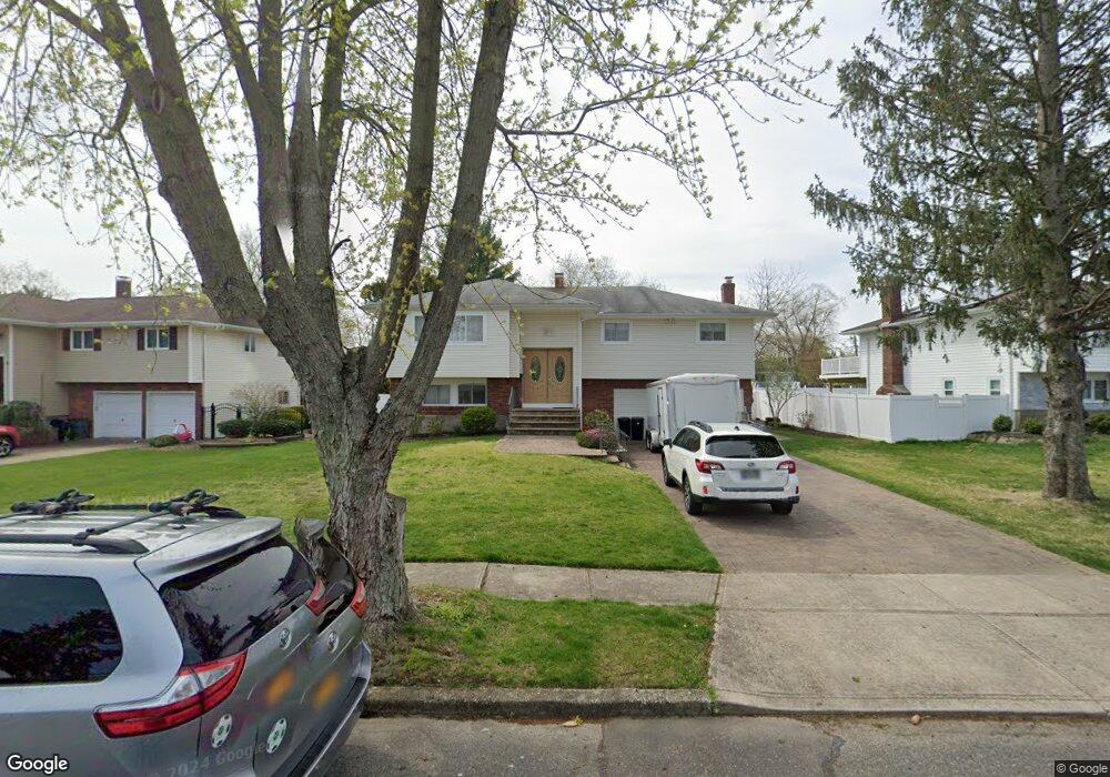 10 Farmstead Rd, ComMacK, NY 11725 - photo 1