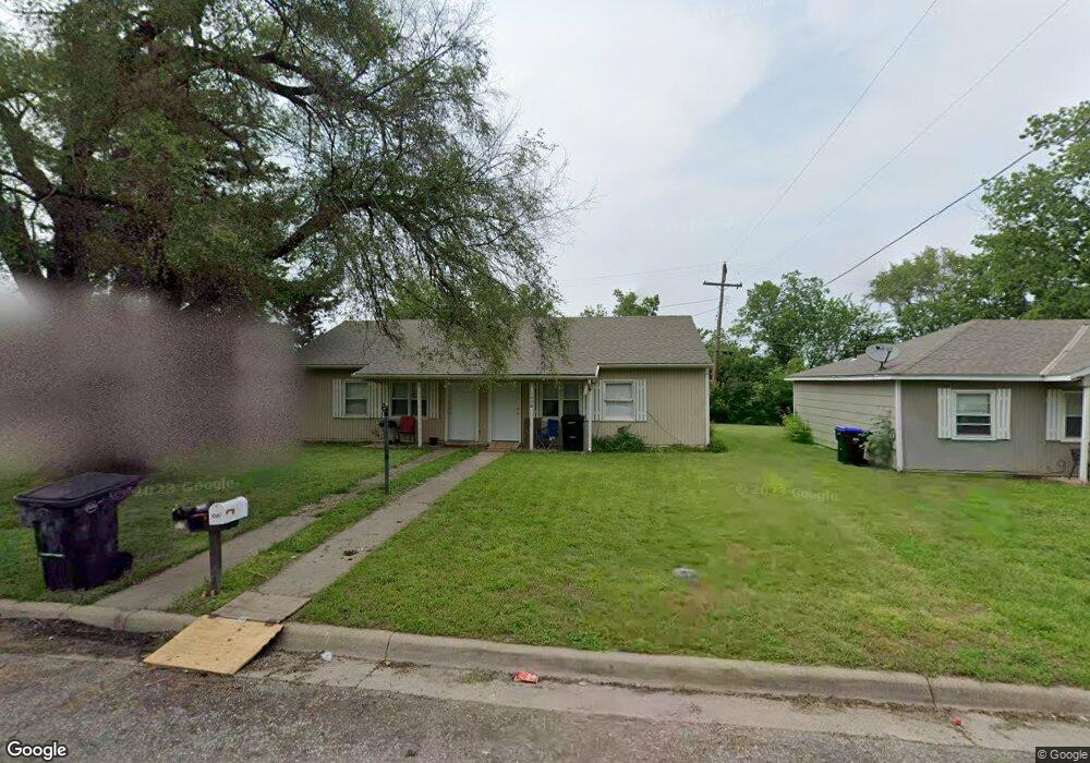 1010 SW 33rd St, Topeka, KS 66611 - photo 1