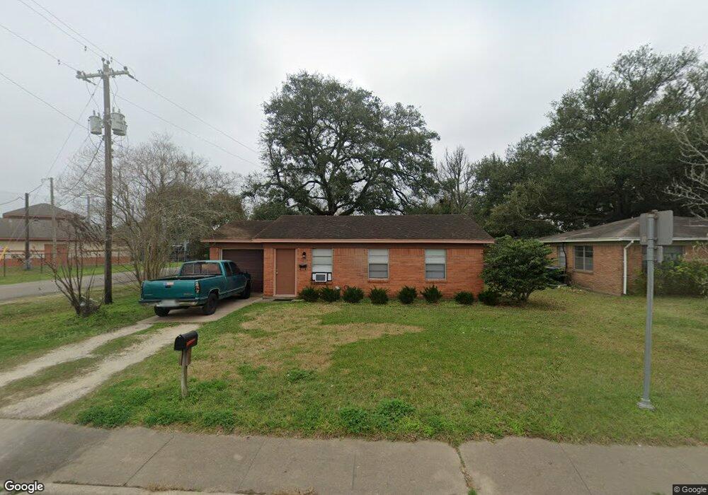 1301 Stadium Dr, Alvin, TX 77511 - photo 1