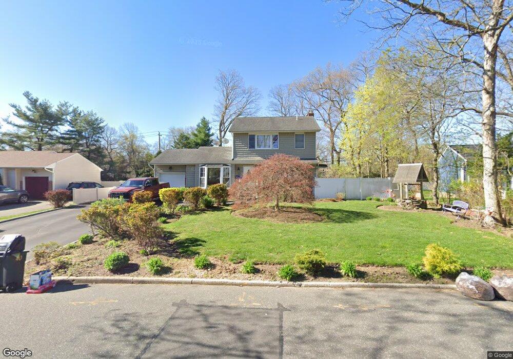 40 Crocus Ln, ComMacK, NY 11725 - photo 1