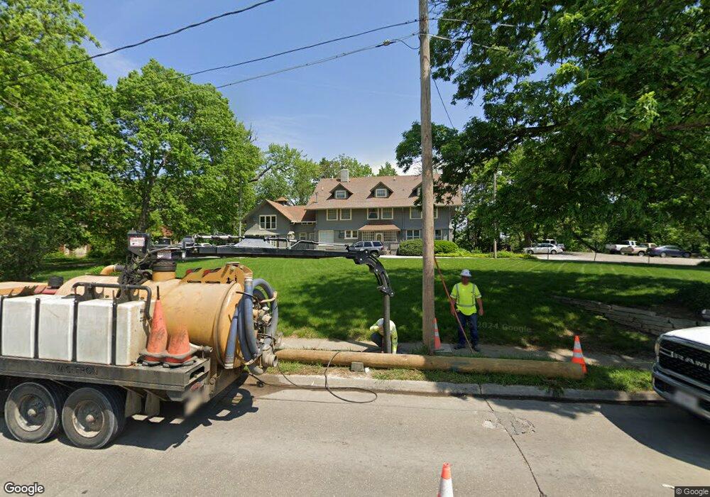 715 Hickman Rd, Des Moines, IA 50314 - photo 1