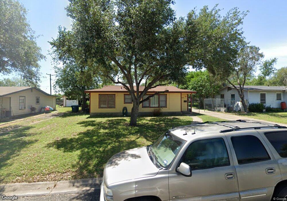 1418 E Rosewood St, Beeville, TX 78102 - photo 1