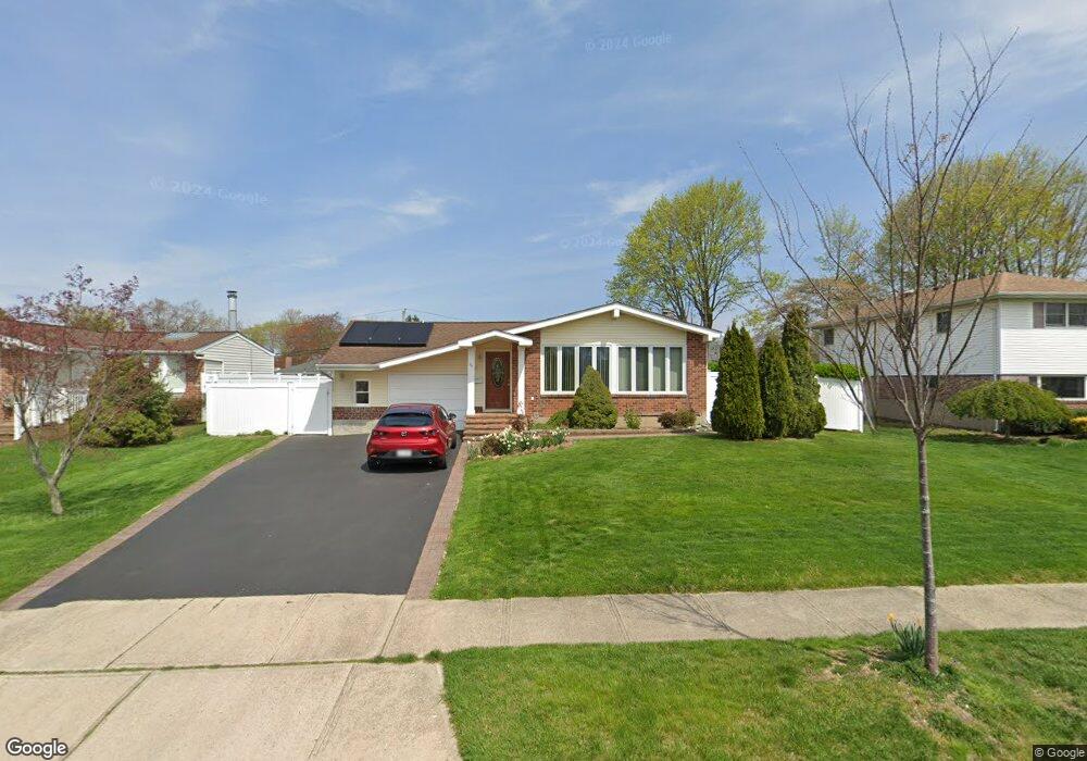 54 Hayrick Ln, ComMacK, NY 11725 - photo 1