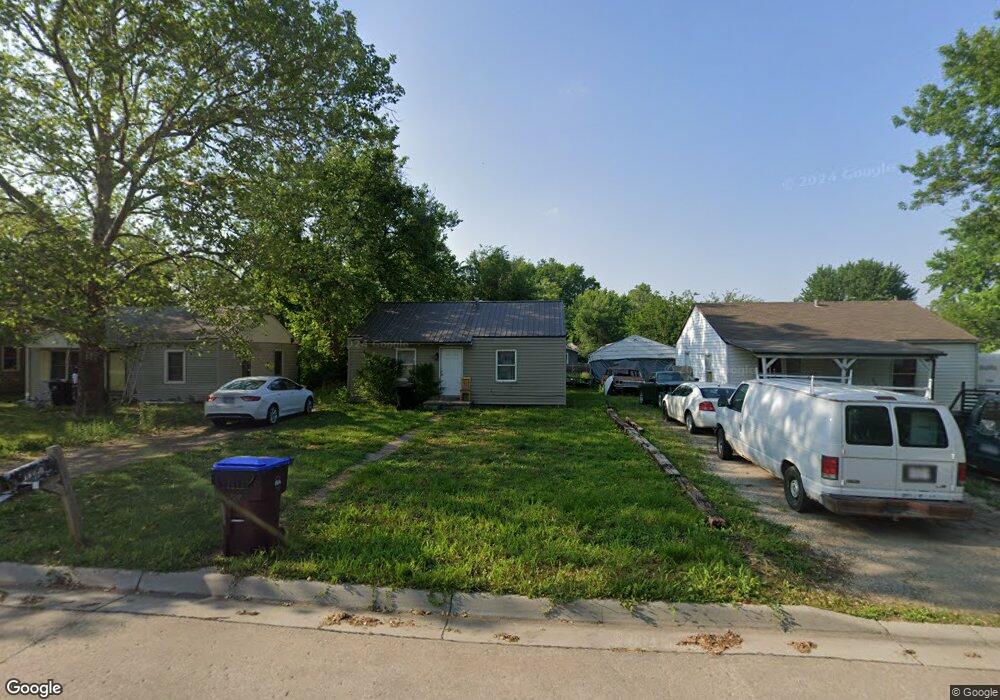 1128 SE Pinecrest Dr, Topeka, KS 66605 - photo 1