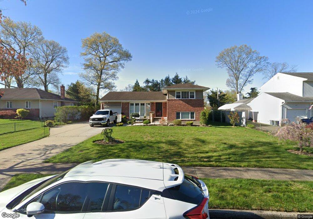 23 Schuyler Dr, ComMacK, NY 11725 - photo 1