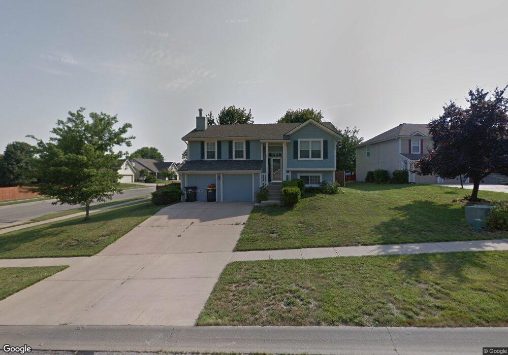 601 Willow Ct, Lansing, KS 66043 - photo 1