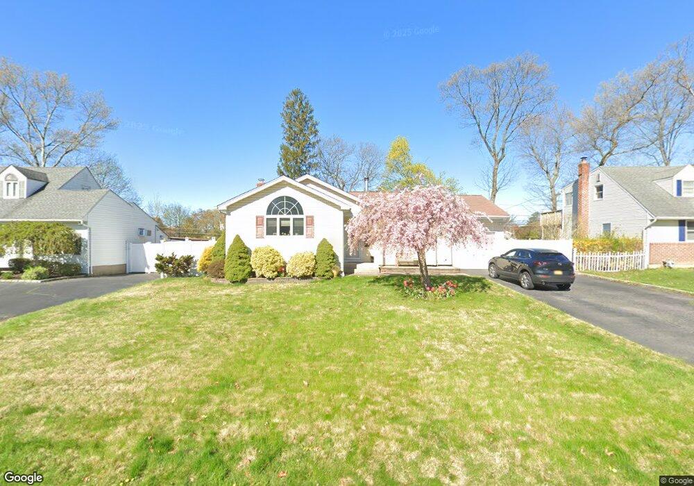 18 Crocus Ln, ComMacK, NY 11725 - photo 1