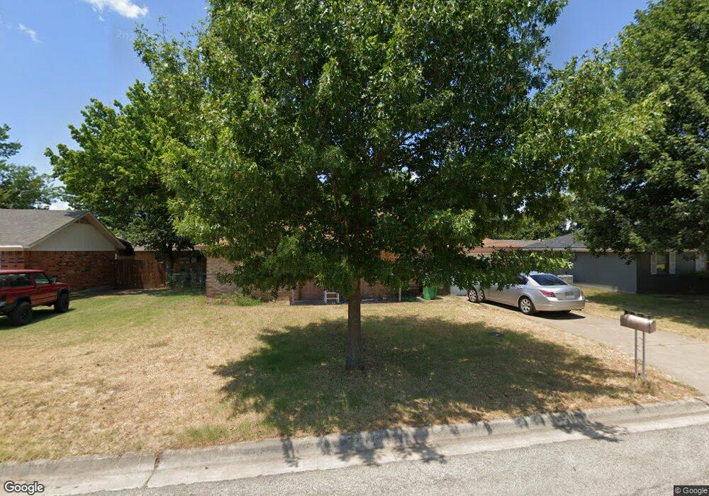 1113 N Taylor St, Gainesville, TX 76240 - photo 1
