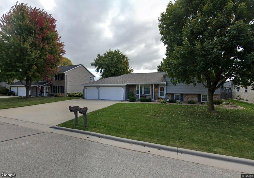 2313 W Roselawn Dr, Appleton, WI 54914 - photo 1