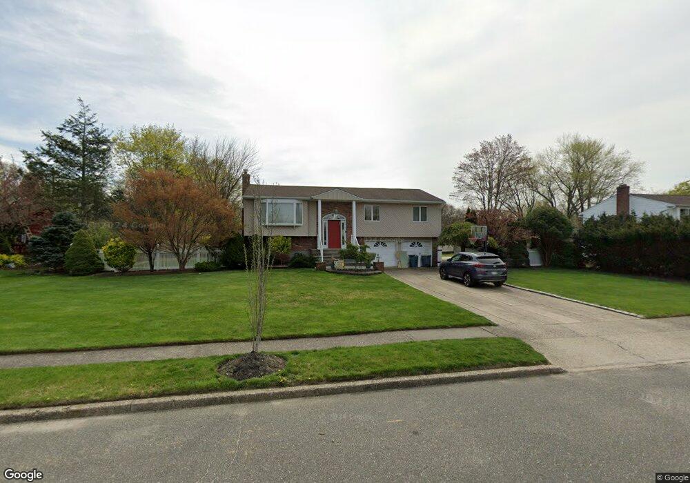 127 Hayrick Ln, ComMacK, NY 11725 - photo 1