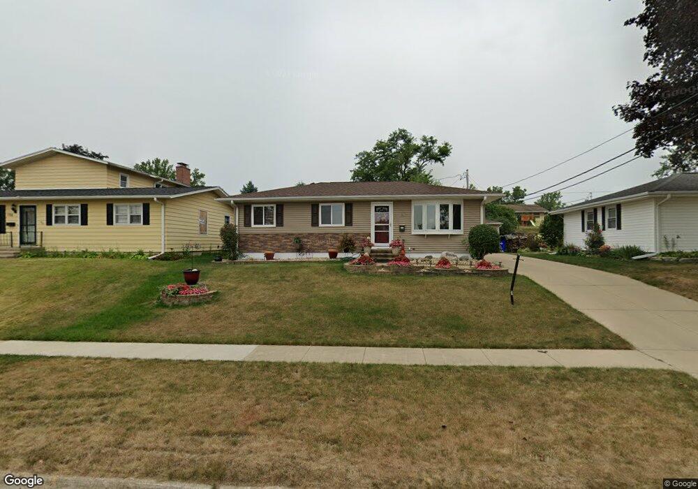 101 Evelyn Dr SW, Cedar Rapids, IA 52404 - photo 1