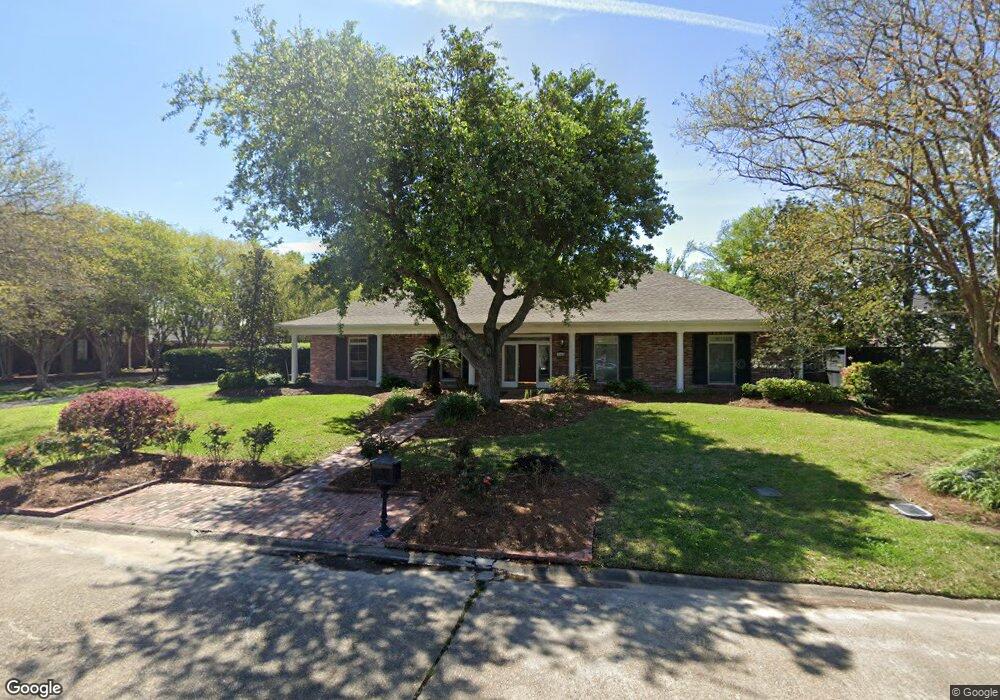 1305 W Dumbarton Dr, Lake Charles, LA 70605 - photo 1