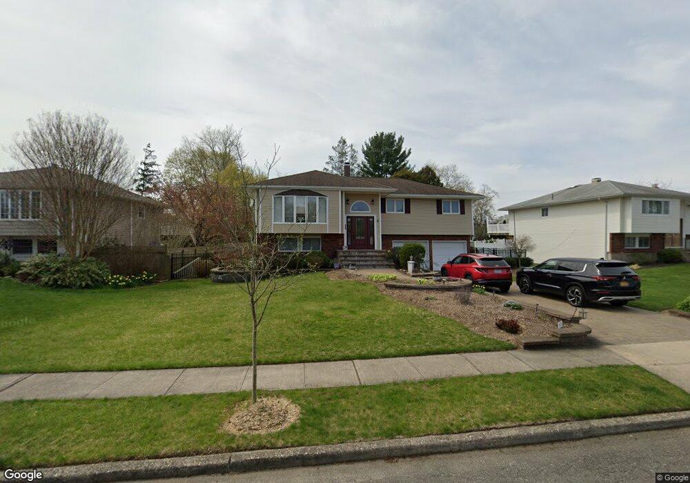 8 Farmstead Rd, ComMacK, NY 11725 - photo 1