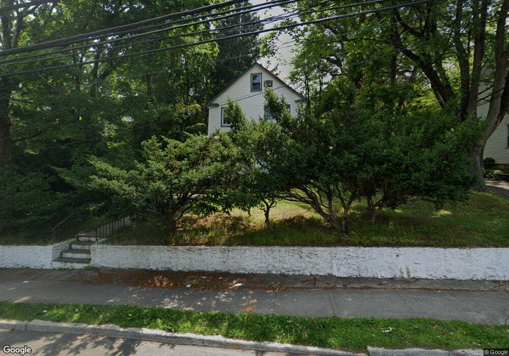 190 Steamboat Rd unit 2nd Fl, Great Neck, NY 11024 - photo 1