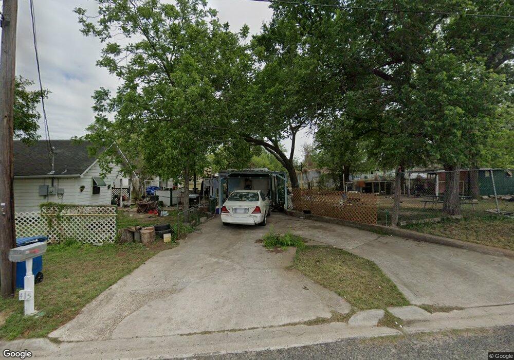 910 E Steiner St, Beeville, TX 78102 - photo 1