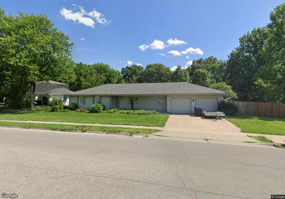 2401 SW 33rd St, Topeka, KS 66611 - photo 1
