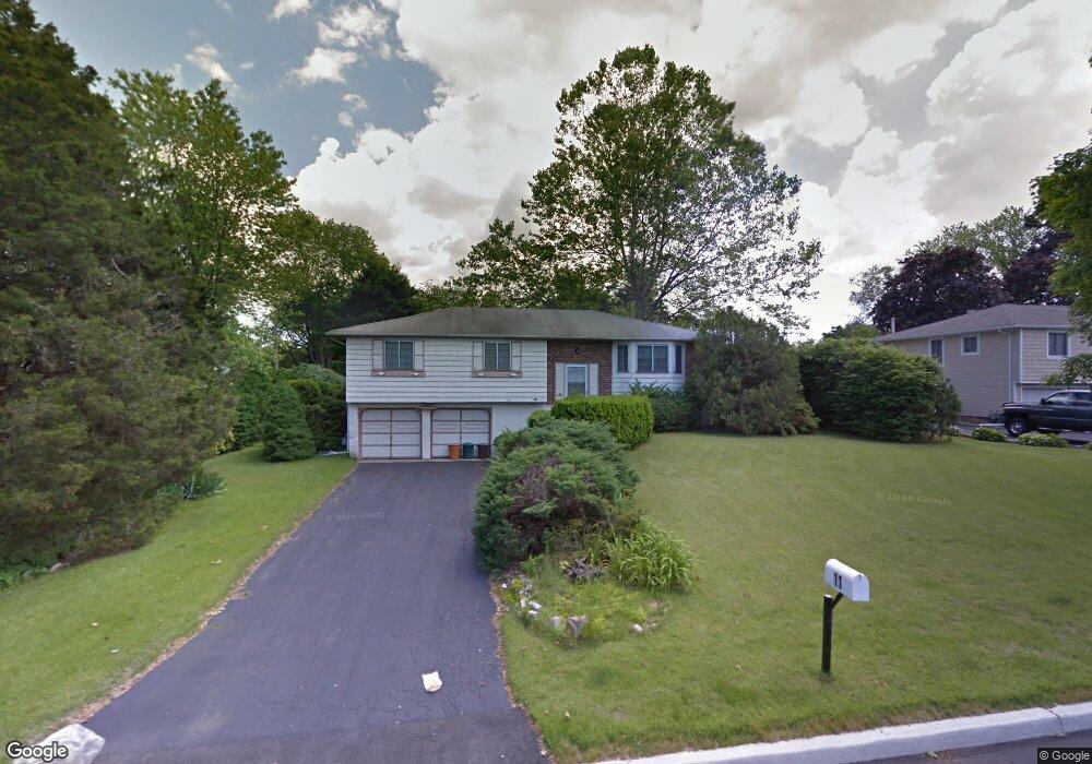 11 Heron Ln, ComMacK, NY 11725 - photo 1