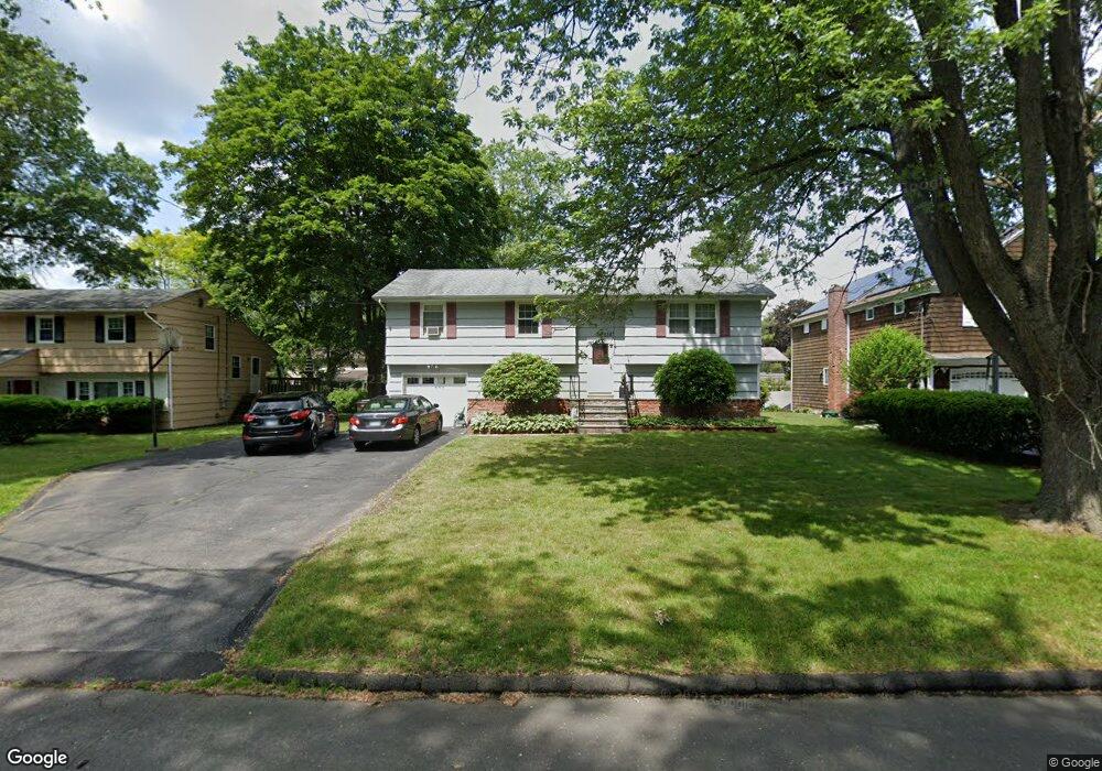 138 Woodridge Dr S, Stamford, CT 06902 - photo 1