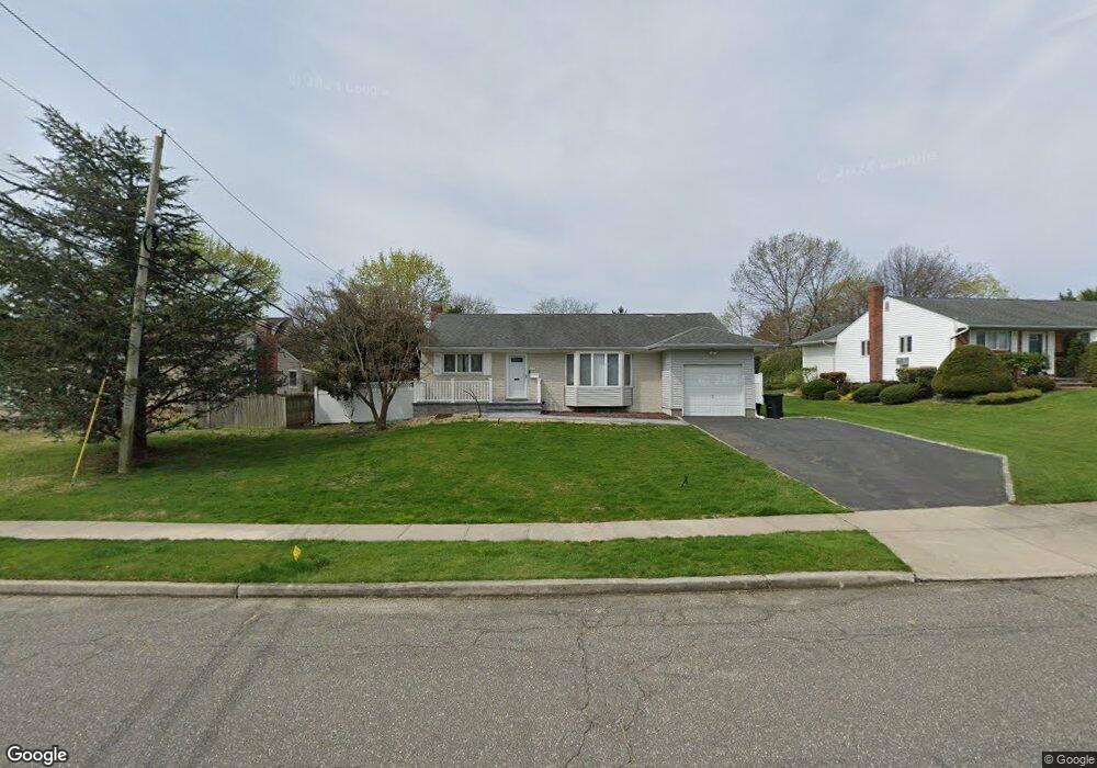 10 Byron Rd, ComMacK, NY 11725 - photo 1