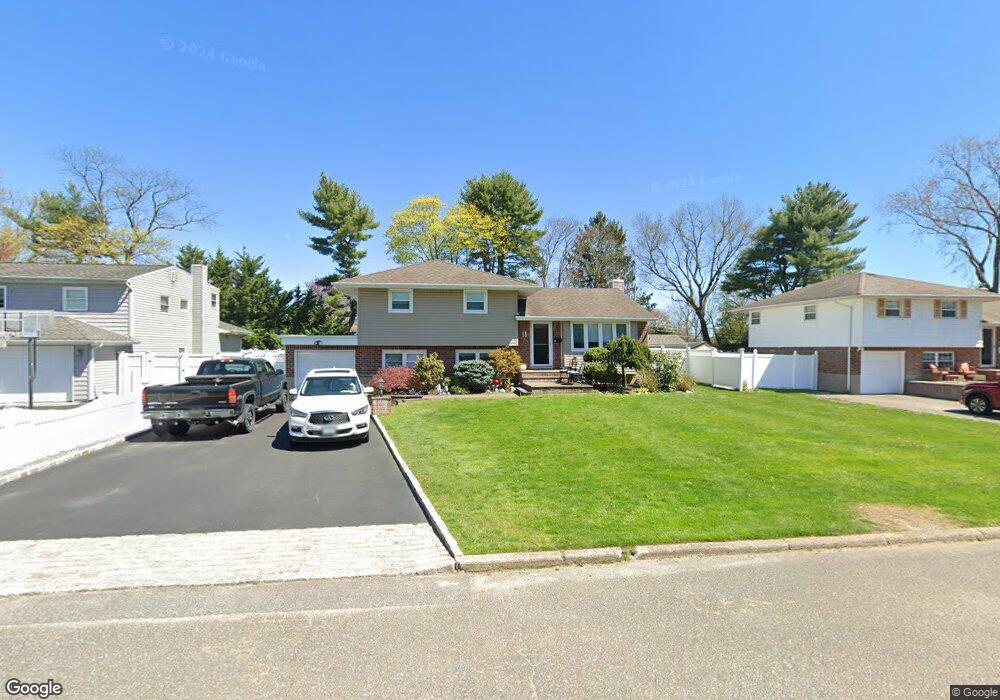 11 Sycamore Ln, ComMacK, NY 11725 - photo 1