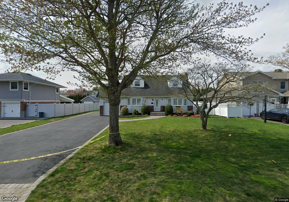 4 Evers Ct, ComMacK, NY 11725 - photo 1
