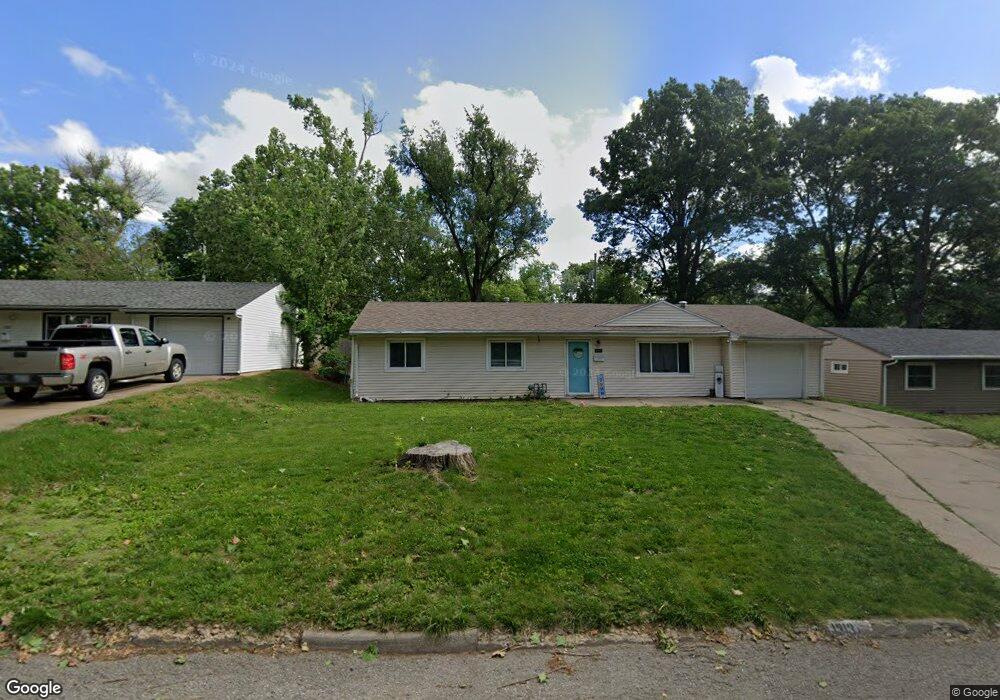 1313 SW 30th St, Topeka, KS 66611 - photo 1