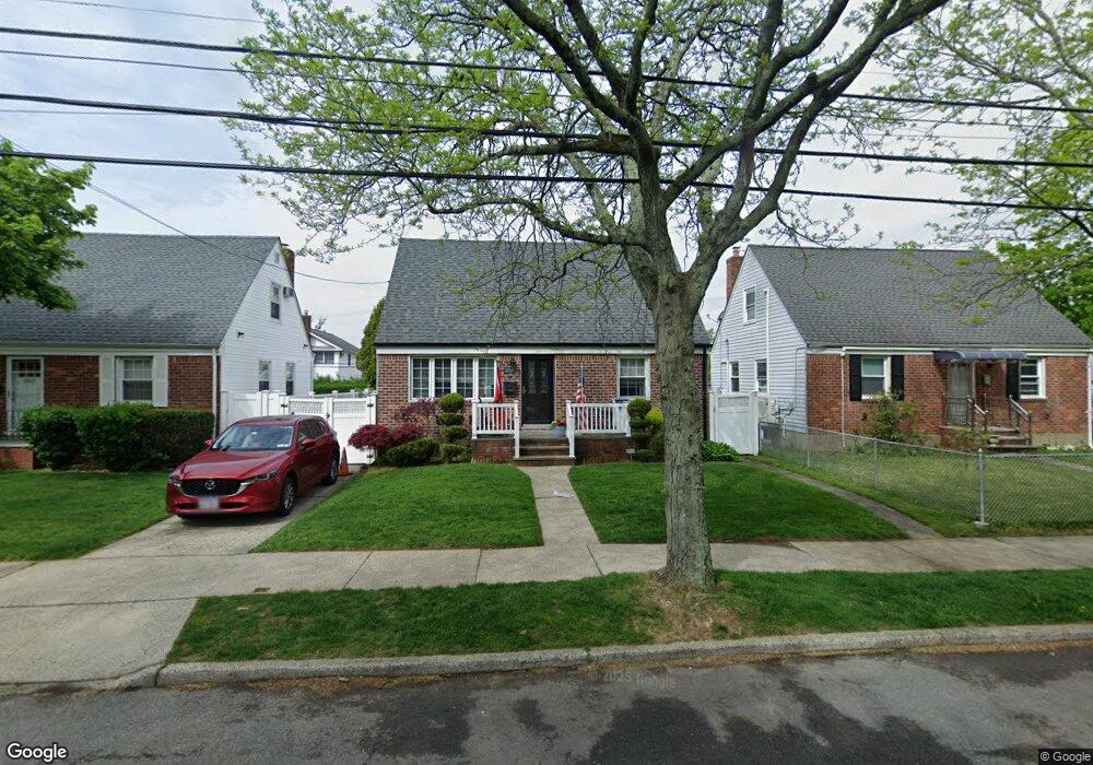 8108 268th St, Glen Oaks, NY 11004 - photo 1