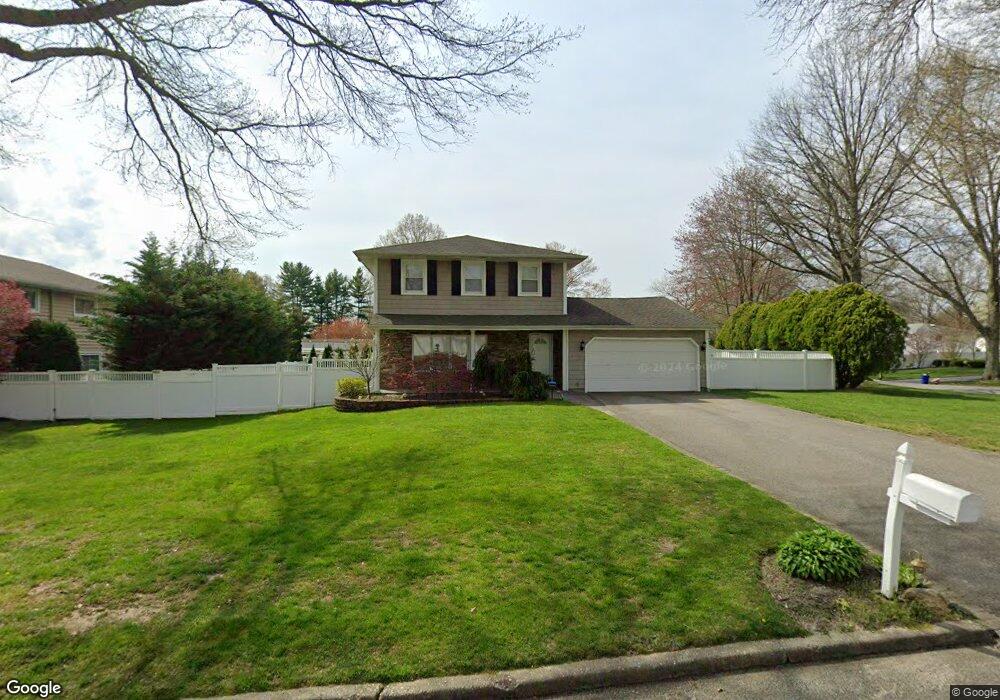 1 Empire Ct, ComMacK, NY 11725 - photo 1
