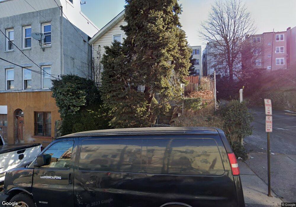 138 Oak St, Yonkers, NY 10701 - photo 1