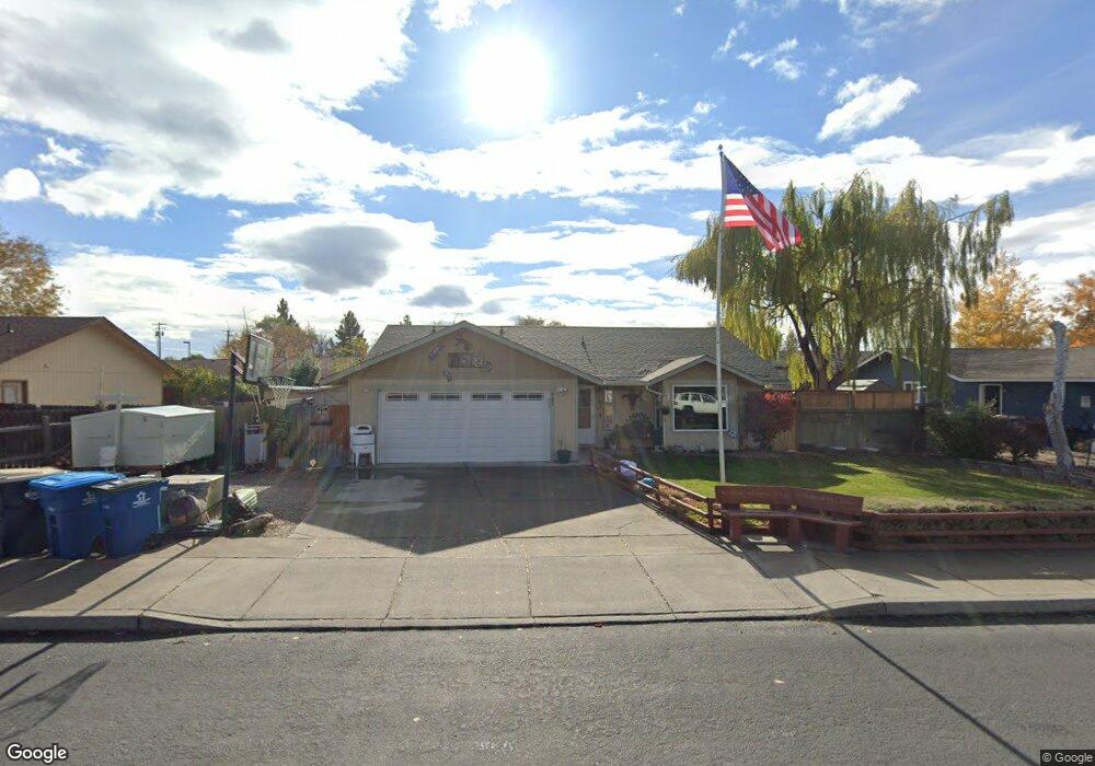 752 NW Maple Ct, Redmond, OR 97756 - photo 1