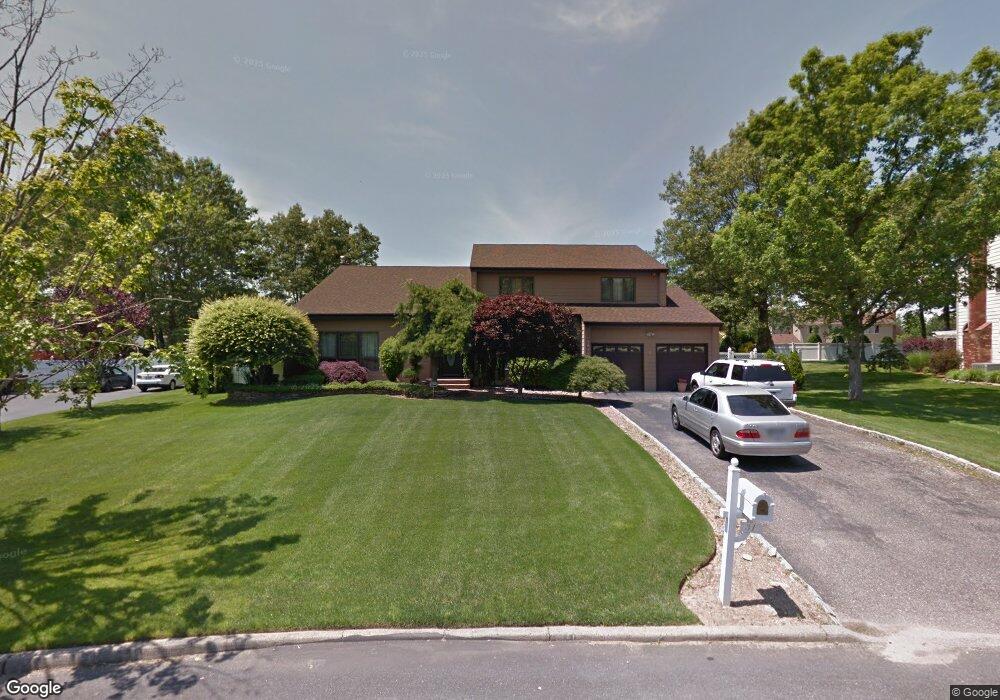 31 Oak Meadow Rd, ComMacK, NY 11725 - photo 1