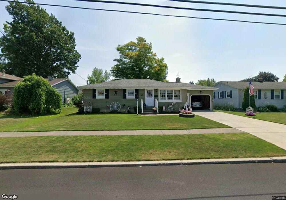827 Remington Dr, North Tonawanda, NY 14120 - photo 1