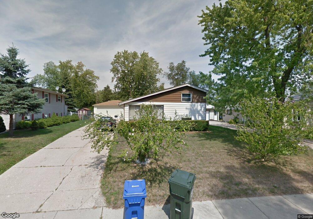 1716 Queens Ct, Carpentersville, IL 60110 - photo 1