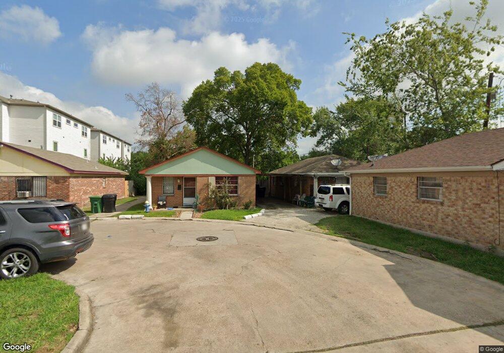 4554 Pecan Park Cir, Houston, TX 77018 - photo 1