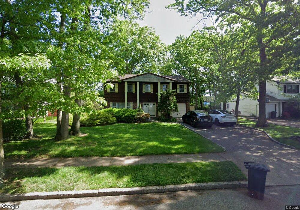 37 Pinewood Dr, ComMacK, NY 11725 - photo 1