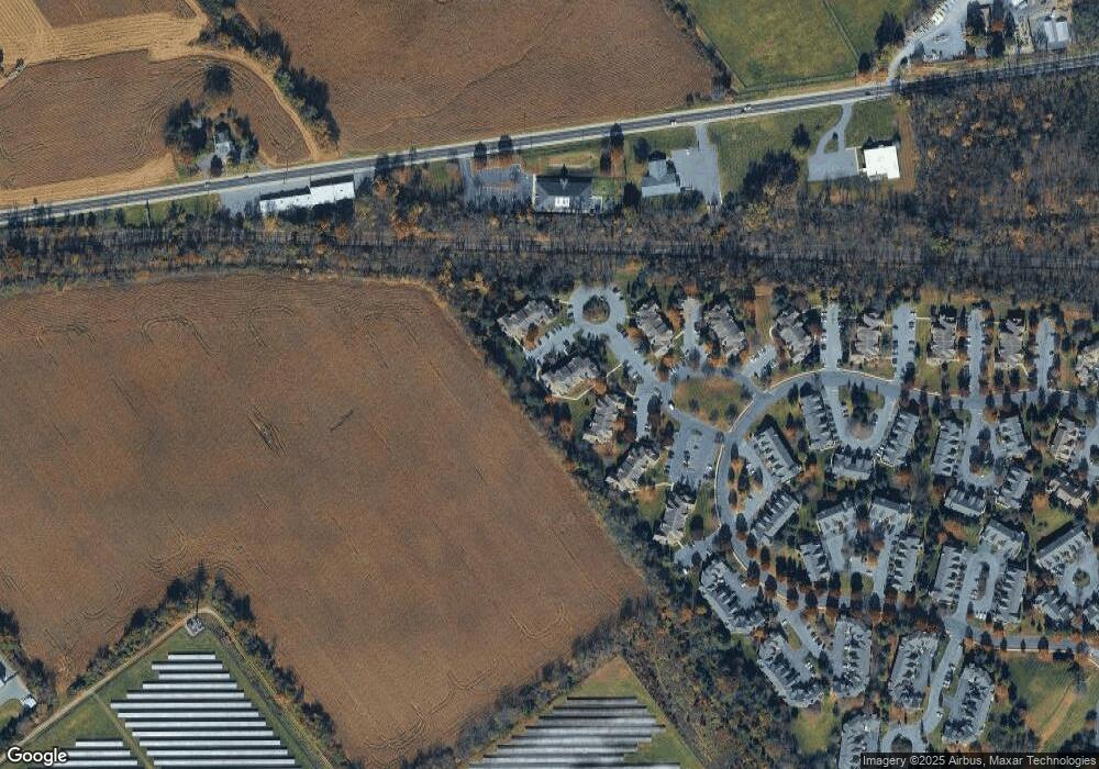 688 Honeybrook Cir unit 15688, Stewartsville, NJ 08886 - photo 1