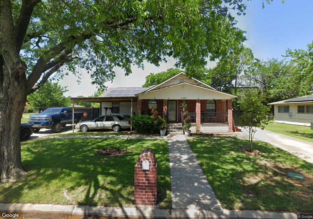 1237 S Howeth St, Gainesville, TX 76240 - photo 1