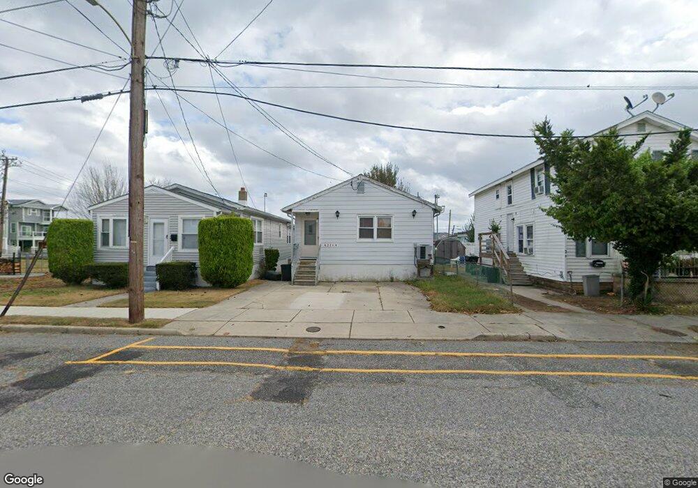 427 W Roberts Ave, Wildwood, NJ 08260 - photo 1