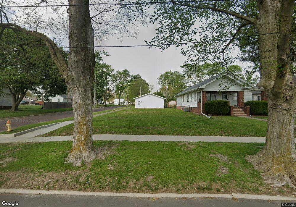 902 Wyatt Ave, Lincoln, IL 62656 - photo 1