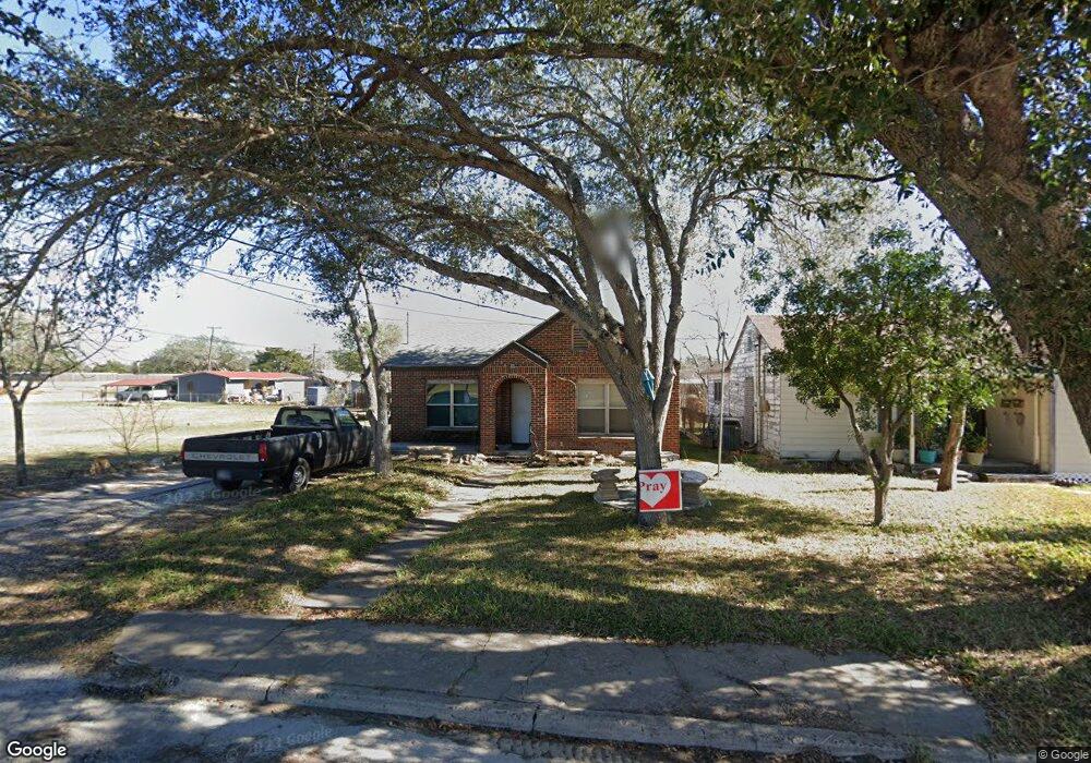 704 N Tyler St, Beeville, TX 78102 - photo 1