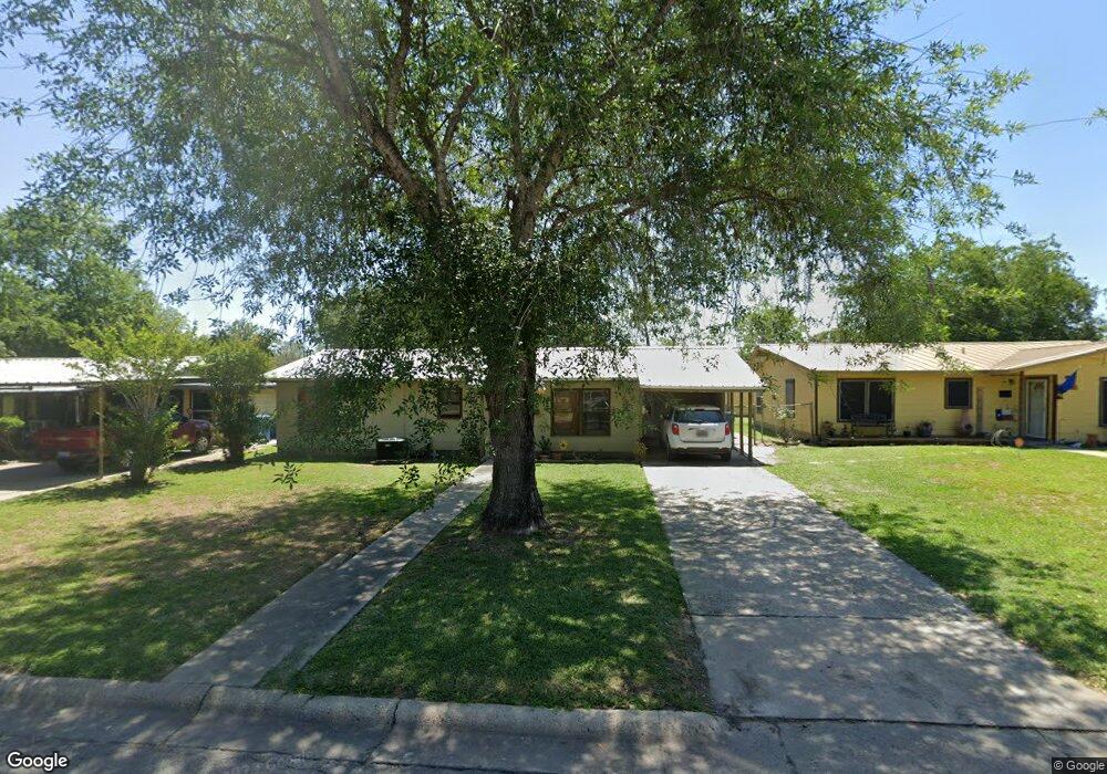 1010 E Hutchinson St, Beeville, TX 78102 - photo 1