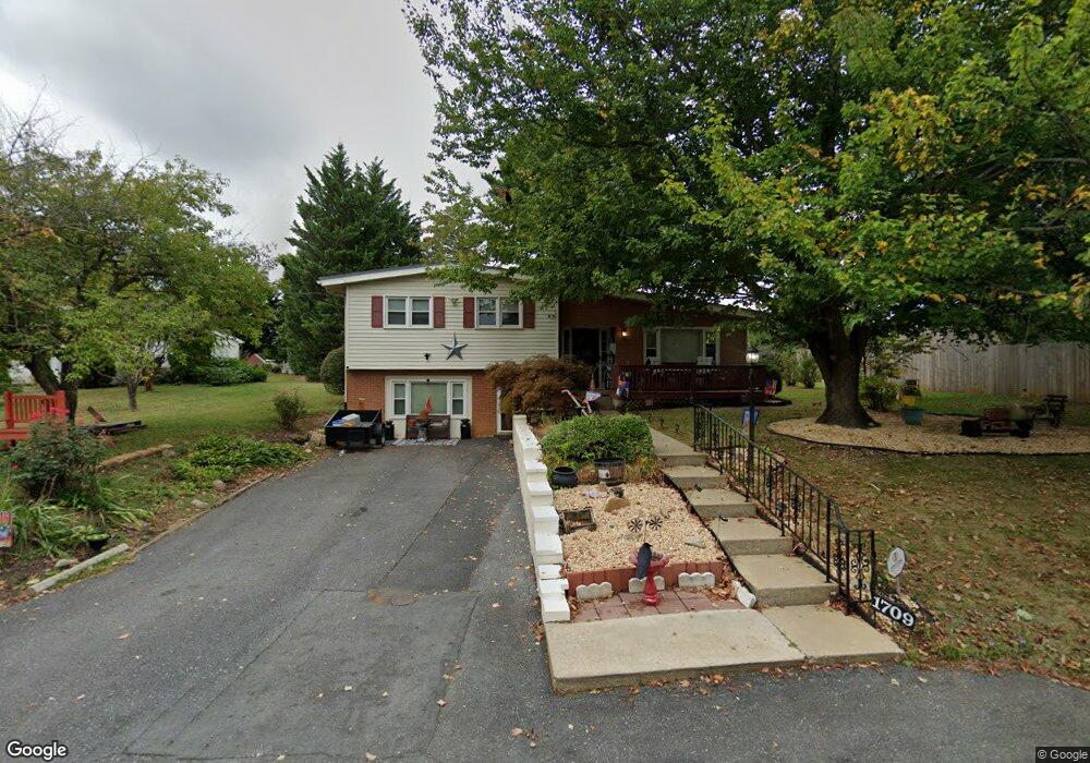 1709 S Ellison Cir, Waynesboro, VA 22980 - photo 1