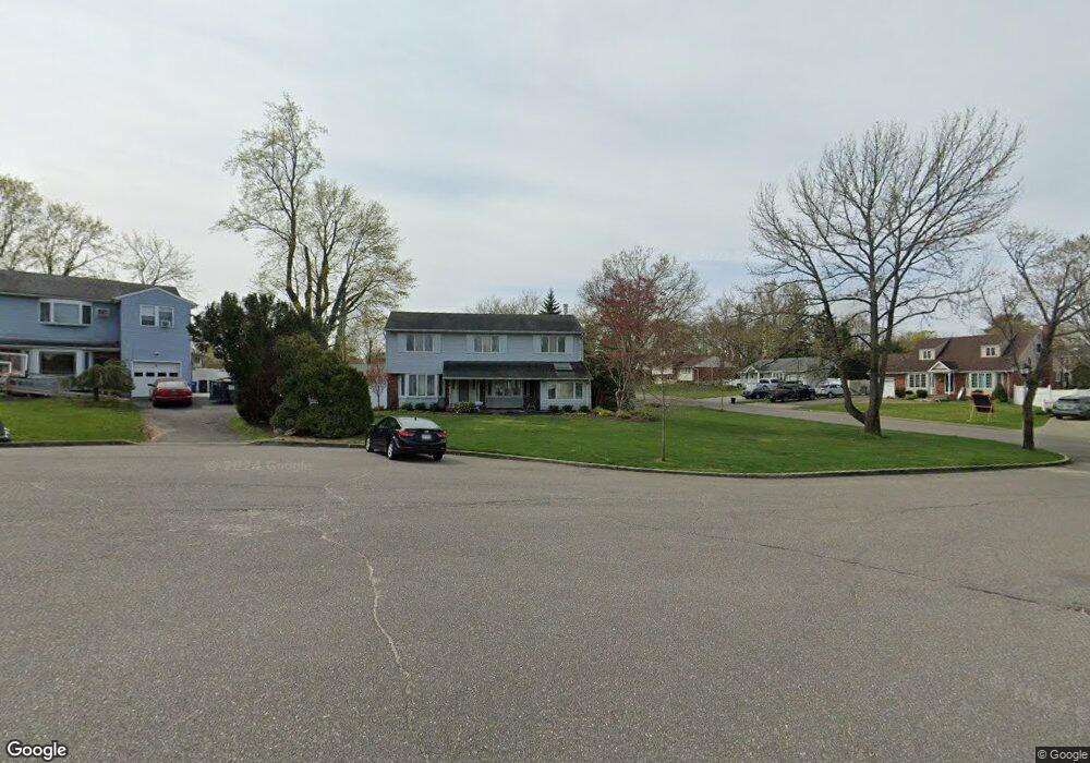 7 Craymor Ct, ComMacK, NY 11725 - photo 1