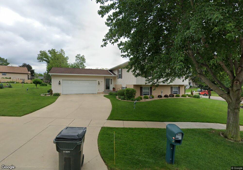 1830 Hollow View Ct NW, Cedar Rapids, IA 52405 - photo 1
