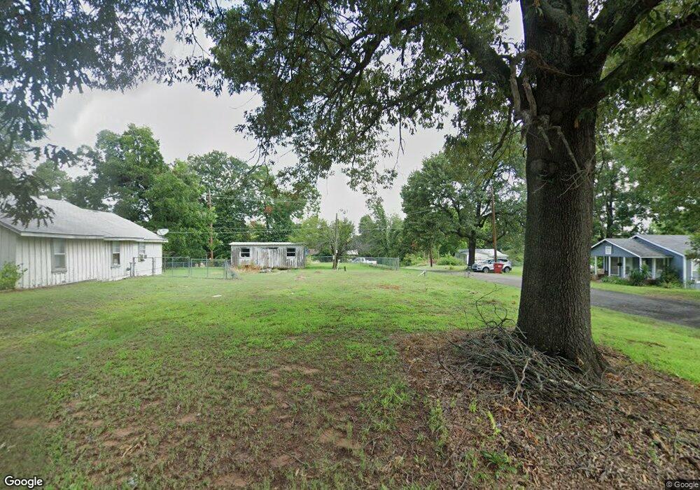 611 E Central St, Hugo, OK 74743 - photo 1