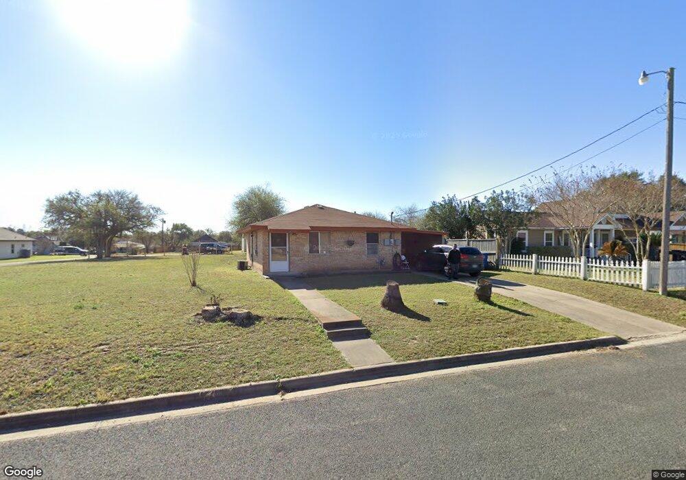 705 W Hutchinson St, Beeville, TX 78102 - photo 1
