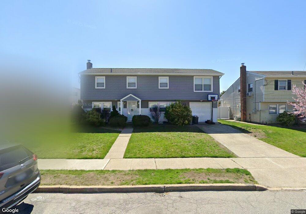 2492 Williams Ct, Bellmore, NY 11710 - photo 1