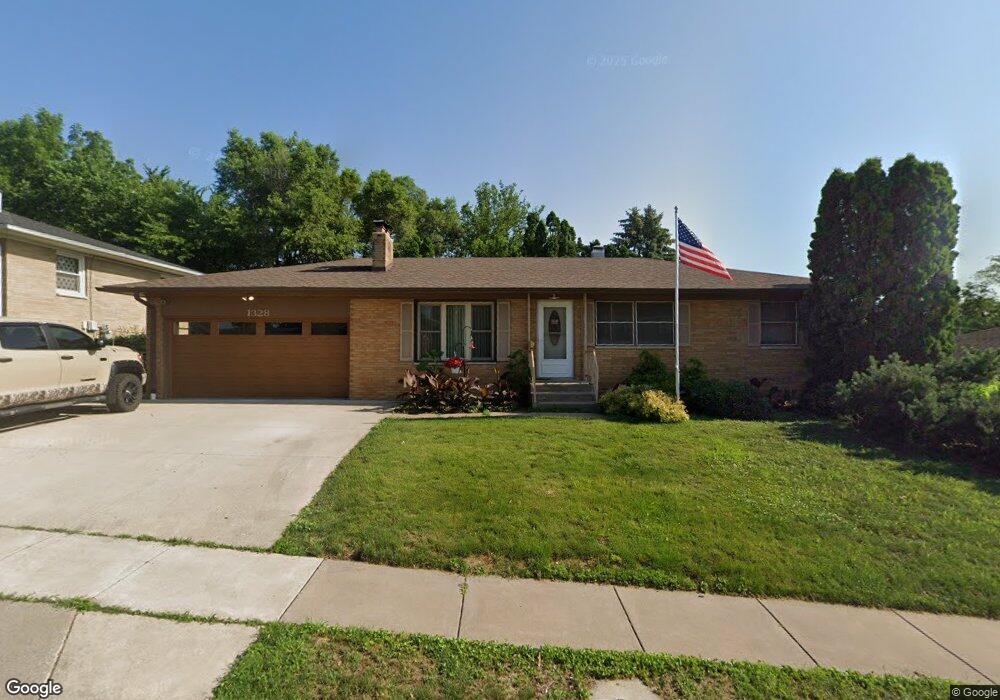 1328 Northlawn Rd, Davenport, IA 52804 - photo 1